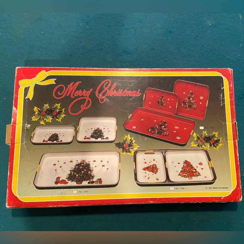 Vintage UNUSED 3-piece holiday lacquerware nesting tray set